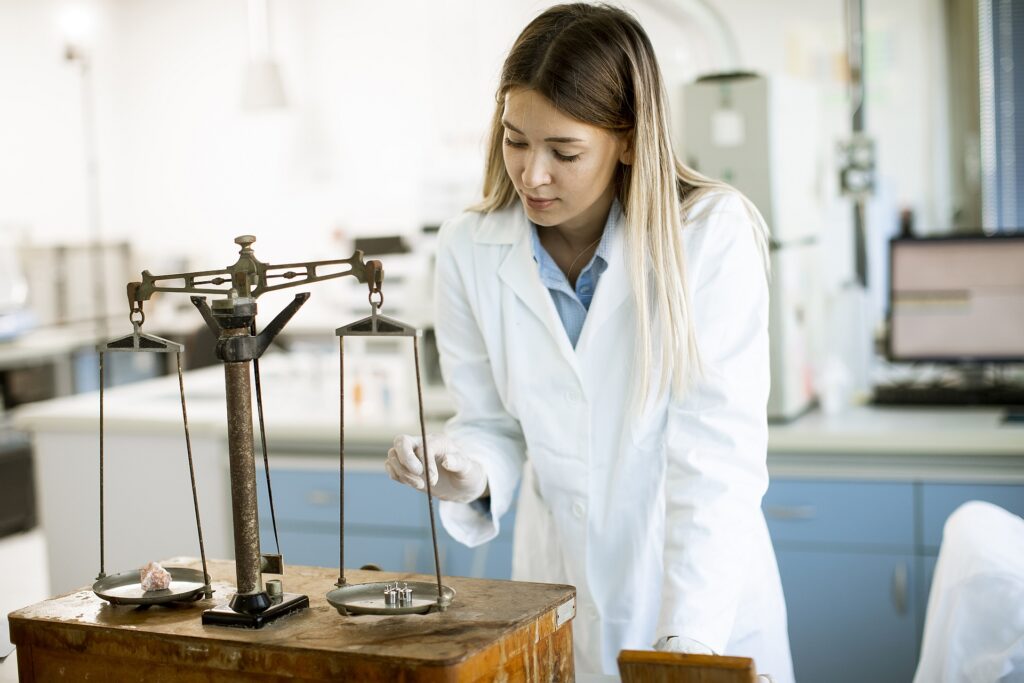 Dosc Mloda Badaczka Mierzaca Wage Probki Na Wadze Laboratoryjnej