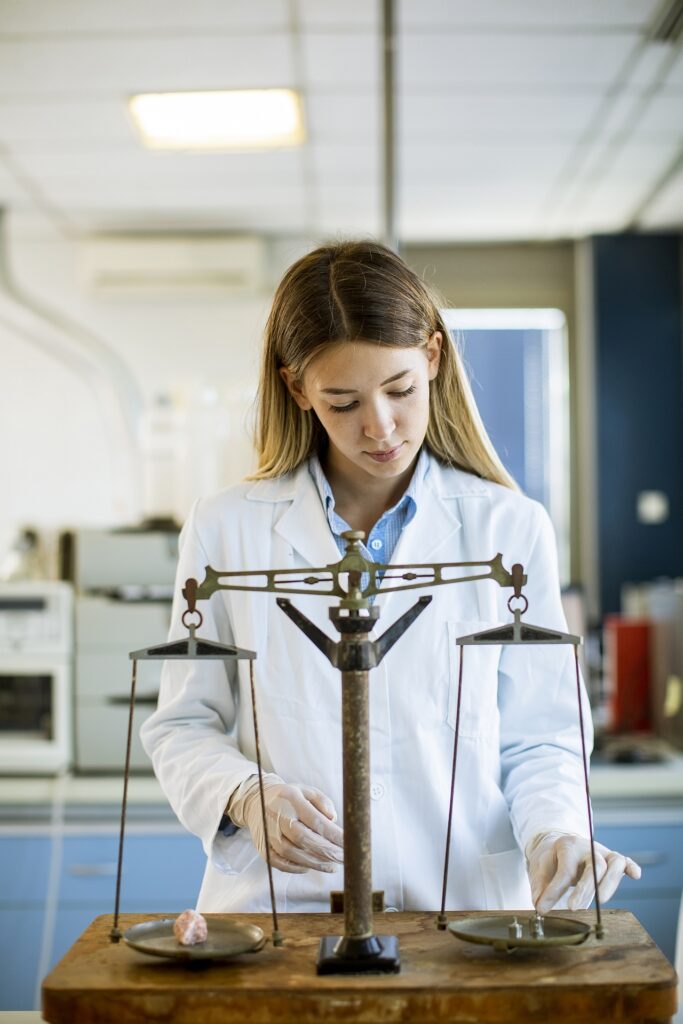Laborantka Mierzaca Wage Probki Na Wadze Laboratoryjnej
