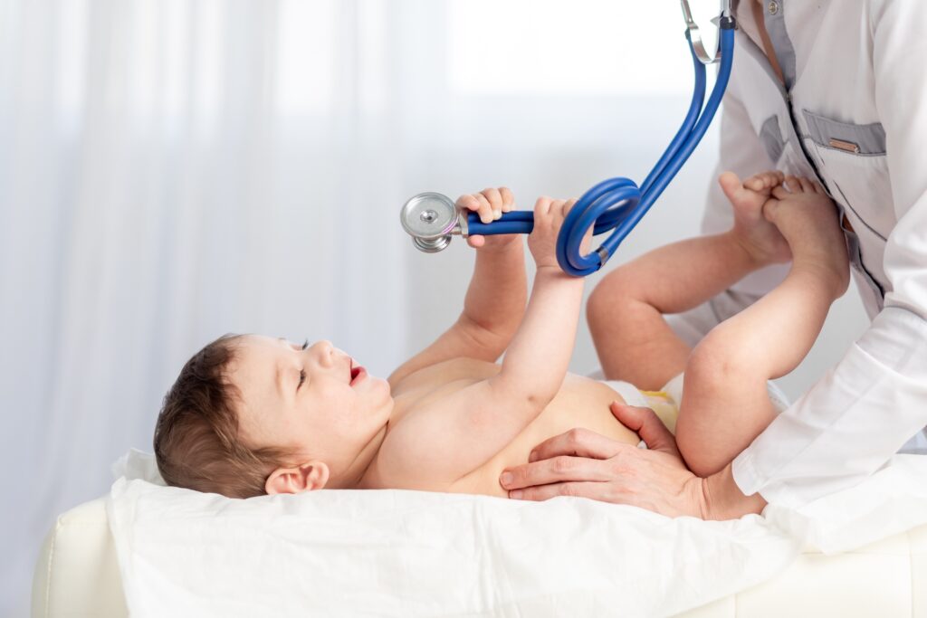 Pediatria Lekarz Bada Chlopca I Uzywa Stetoskopu Do Sluchania Oddechu Dziecka Koncepcji Medycyny I Zdrowia
