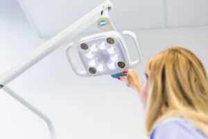 Lampa diagnostyczna w gabinecie lekarskim – kompaktowe oświetlenie do badań
