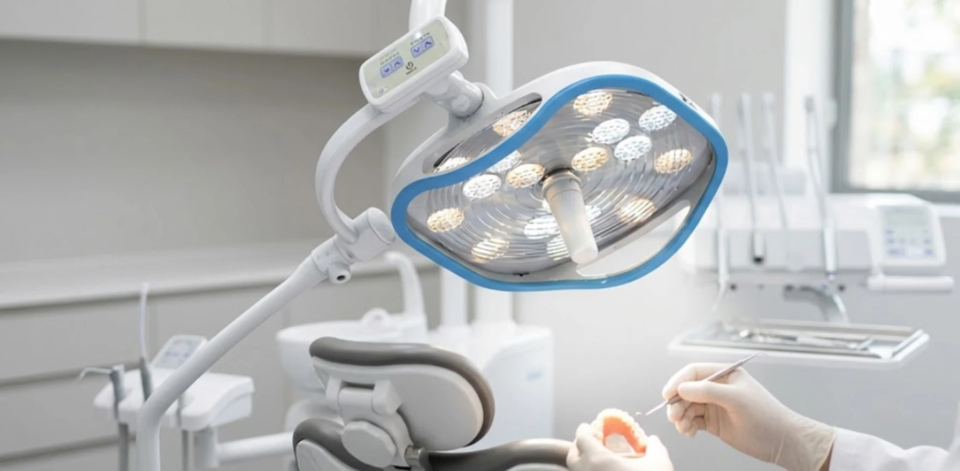 Lampa LED bezcieniowa do gabinetu stomatologicznego